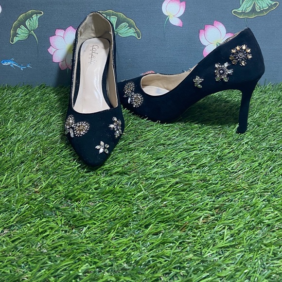 6️⃣5️⃣0️⃣ Embroidered Heels Size - 235/ 37